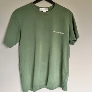 Comme des Garçons tshirt  - Säljer en ovanlig T-shirt från CDG i storlek S, cond 9/10 flawless förutom lite fading på texten  