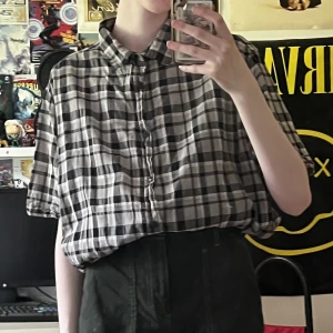 Rutig skjorta - Rutig skjorta från redwood. Finns ett litet hål i fram från min kära katt. Syns knappt när man har på den dock! Står ej för postens slarv! Har även katt i hemmet