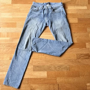 Polo Ralph Lauren jeans  - Säljer ett par ljusblåa Ralph Lauren sullivan i storlek 29/32, slimfit. Cond 8/10 