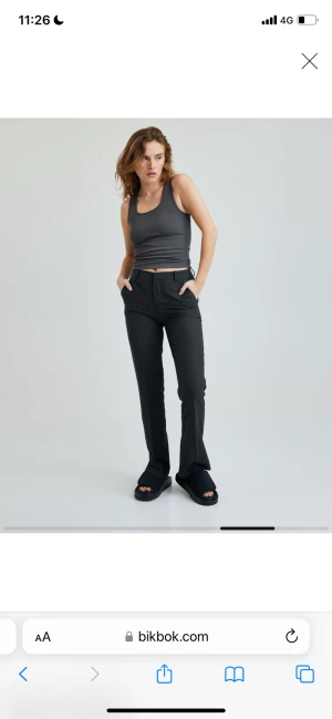 Kostymbyxor  - Säljer dessa fina Vilma kostymbyxor från bikbok i fint skick❤️defekt på bild numer två men skulle säga att den inte är märkbar skriv priv gör fler bilder?😊