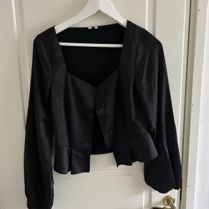 Blus - Superfin festlig blus med knappar framtill 
