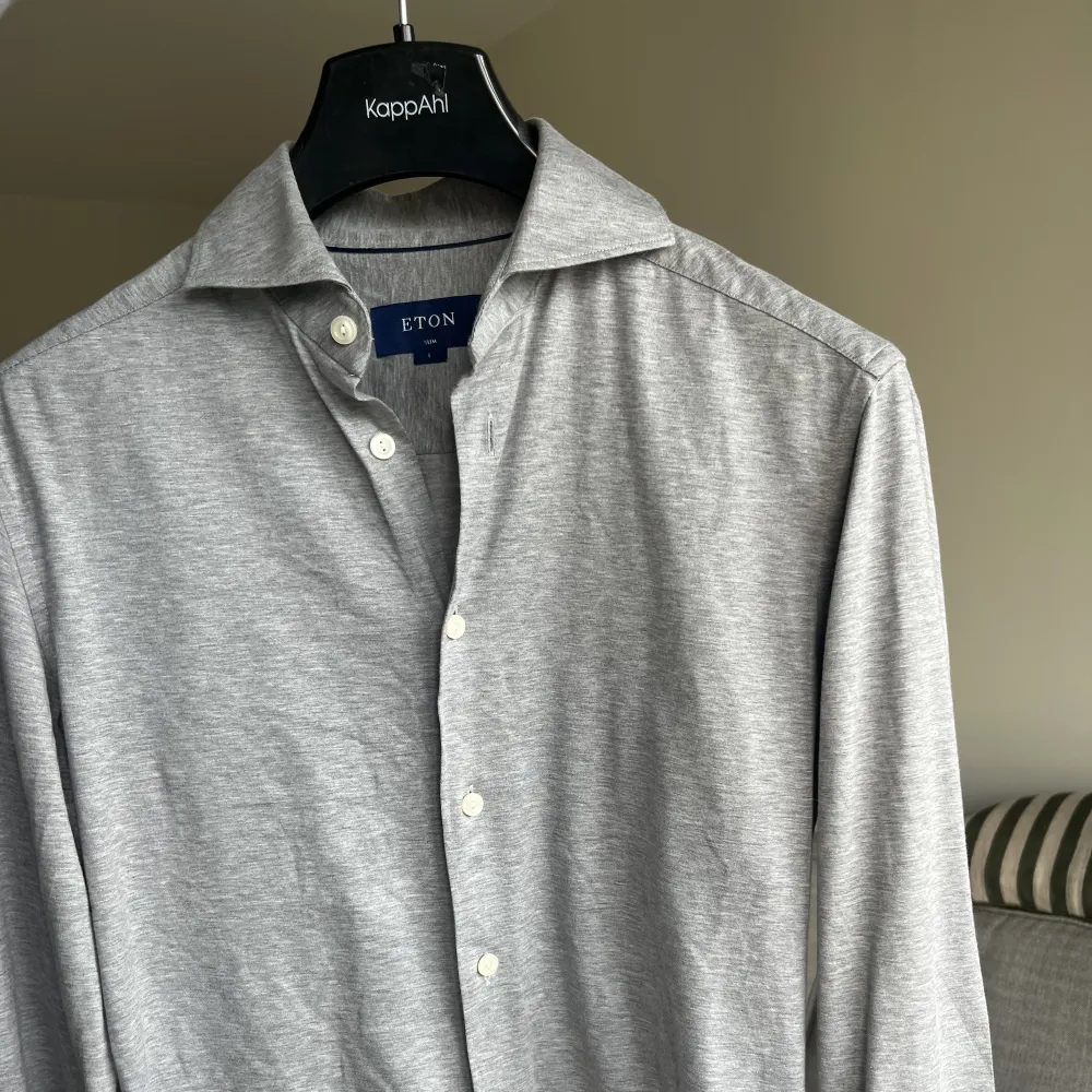 En grå Eton skjorta strl S . Skjortor.