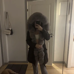 Pälsjacka  - Säljer min äkta Fatima pälsjacka i grå st XS/S kan även passa M pälsen till arma finns kvar men tog bort den för tillfället 