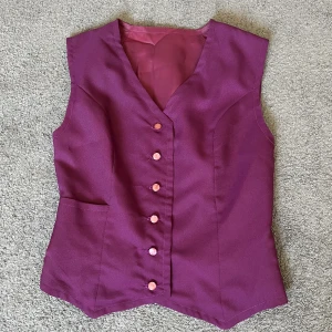 Vintage väst - Jättenajs lila bäst köpt second hand! Var en favorit innan men har tyvärr blivit för liten så passar inte riktigt längre💜🪩 men annars sååå najs!