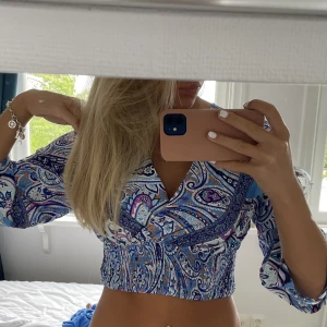 Mönster topp  - En superfin unik topp med jättecoolt mönster, aldrig använd🩵💙🩷🤍💜