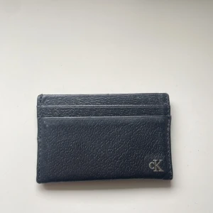 Calvin Klein korthållare - Simpel korthållare från Calvin Klein Enkel och väldigt smidig! 