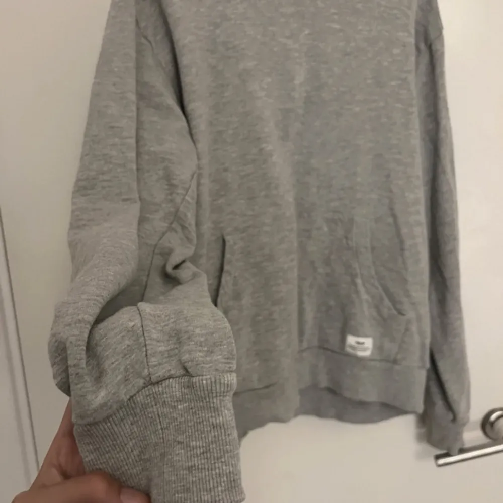 Fin grå hoodie som inte kommit till användning 💓🌟. Hoodies.