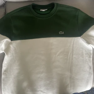 Lacoste Tröja  - Tja säljer även denna sweatshirt som knappast är använd. Skicka 10/10