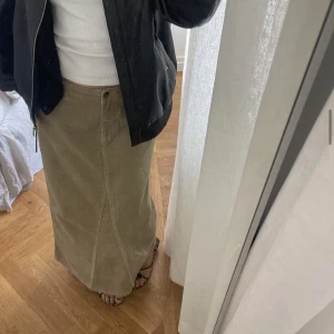 Grön lång jeanskjol - Grön lång jeanskjol från 2000-talet köpt second hand. Uppskattar storleken till XS 💚 Endast använd vid ett tillfälle och är i mycket fint skick 💚