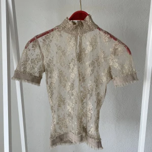 Mesh-top/ blus - En fantastisktfin meshblus. Perfekt skick ifrån märket Amaranto. Biege / guldig färg💐