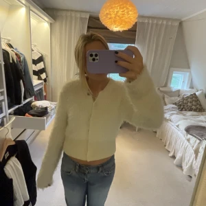 Stickad kofta - Jätte skön stickad kofta i liknande fakepäls