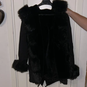 Parkas  - Fin parkas med fakepäls, stor luva och fodrad med päls 