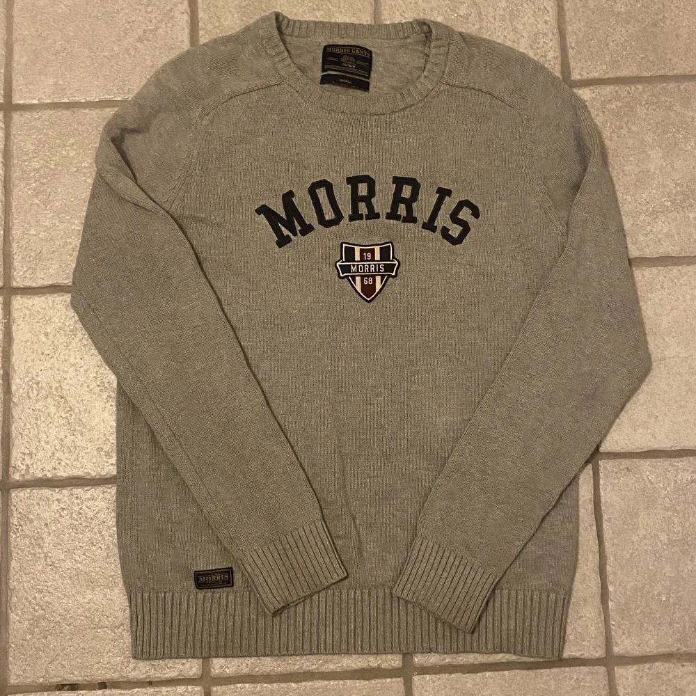 Stickad Morris tröja i använt skick, small. Fler bilder skickas vid intresse. Frågor och funderingar kontakta mig. 💫. Stickat.