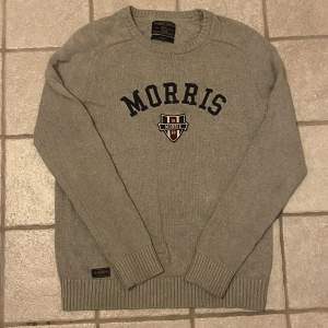 Stickad Morris tröja i använt skick, small. Fler bilder skickas vid intresse. Frågor och funderingar kontakta mig. 💫