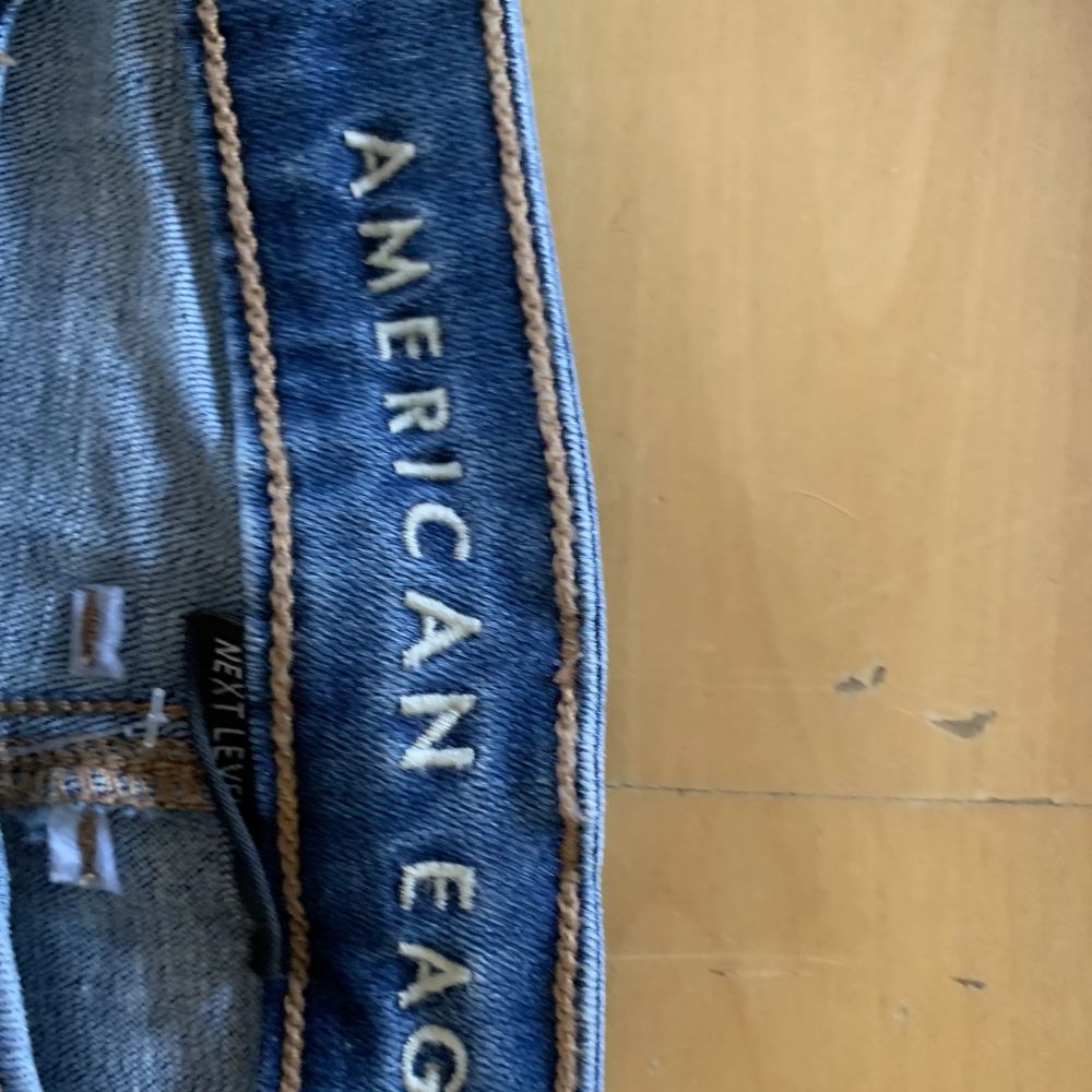 Helt nya American Eagle jeans. Utsvängd modell. Innerbenslängd 75 cm. Storlek US 14 (L, 44). . Jeans & Byxor.