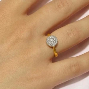 18k diamantring halomodell 0,20 carat - Årets julklapp var denna ring men fick dubletter så provar sälja först. Strl 18,5 18karat rött guld Sammanlagd mängd diamanter 0,20carat. Kvitto finns. Bild 3 bevisar att jag har fått dubletter men den är strl 19