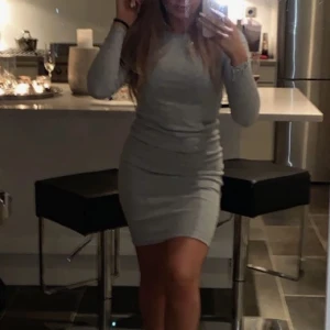 Klänning  - En grå basic ribbad klänning! Använd flitigt 🩶🤍