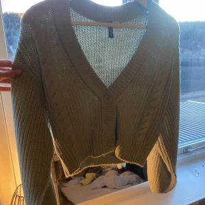 Stickad kofta - Helt oanvänd off shoulder kofta i gammel grön färg☺️