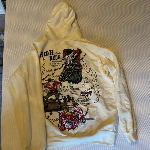 Hoodie - Säljer denna sjukt snygga Warren Lotas hoodie i strl M i färgen cremewhite. Tröjan är använd men i bra skick. Nypris ligger runt 2000kr. Finns inga fläckar eller andra avvikelser. Hör av dig om du är intresserad eller har några frågor🙌🏻💫