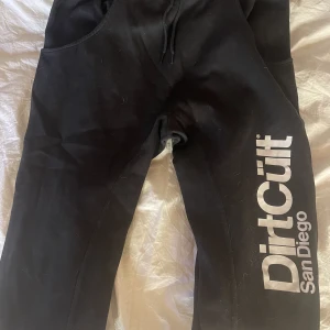 Mjukisbyxor från Dirtcült  - Mjukisbyxor från dirtcült, använt sparsamt. Låg midja