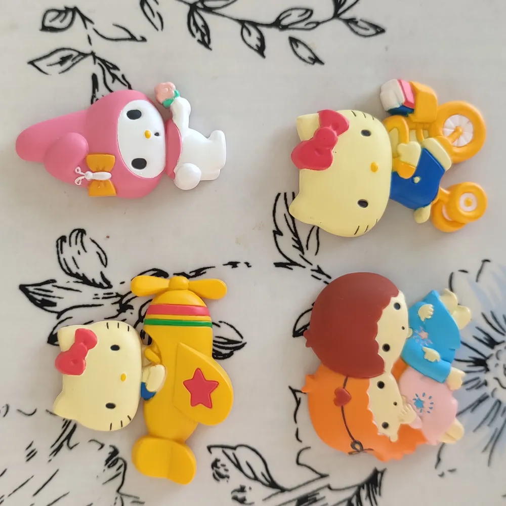 Hello Kitty sanrio magneter. Varierad gulnad men fungerar som vanligt. Ca 4cm . Övrigt.