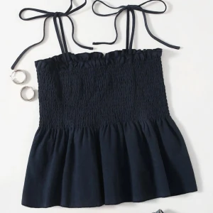 Marinblått linne - Supersött marinblått linne💕💕 endast använd några gånger och säljer för att den inte kommer till användning💗frakt tillkommer och hör gärna av er ifall ni undrar något!!