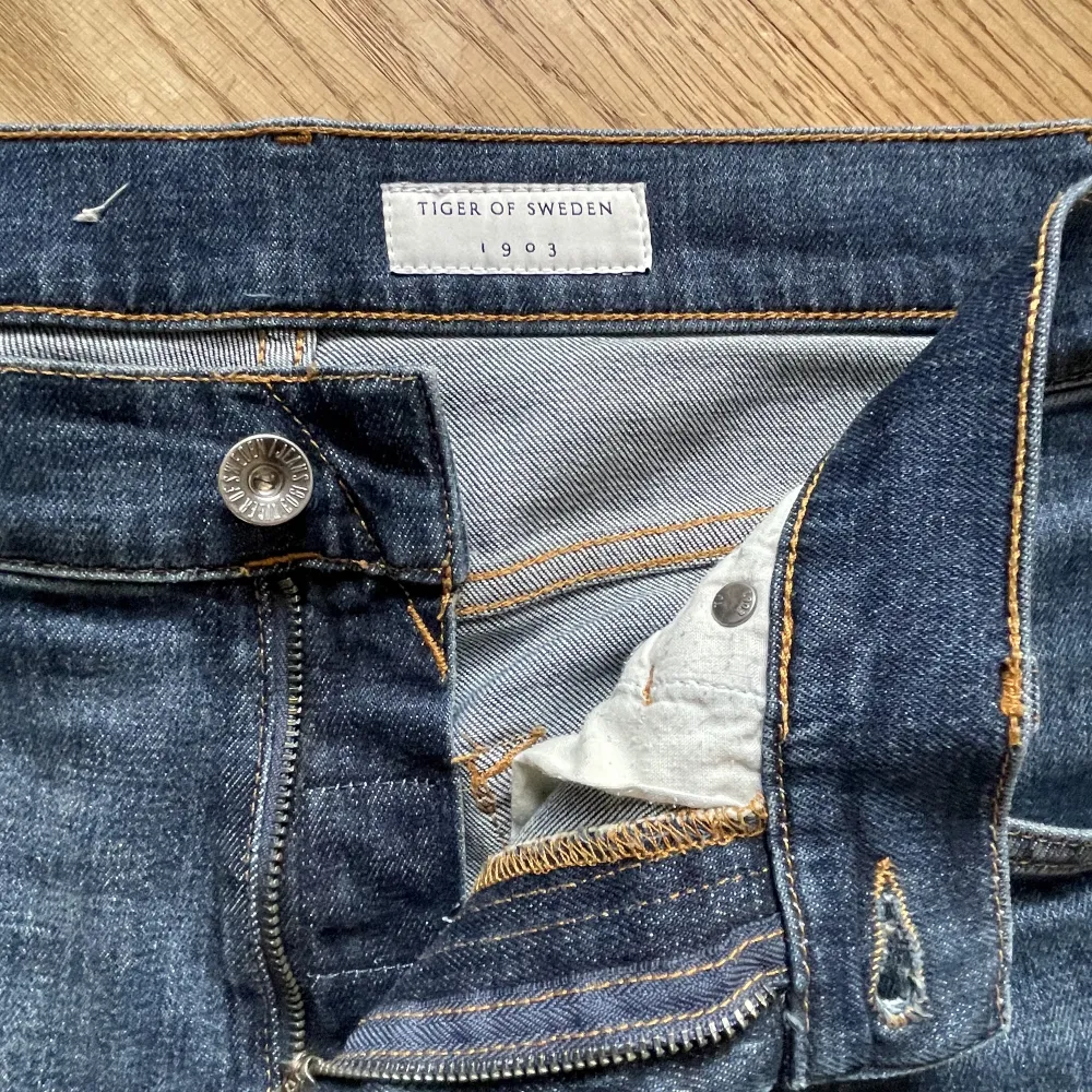 Jag säljer mina riktigt snygga Tiger of sweden pistolero jeans. Dem är använda men är fortfarande i ett fint skick, inga skador eller fläckar. Nypris: 1500. Mitt pris: 500. Jeans & Byxor.