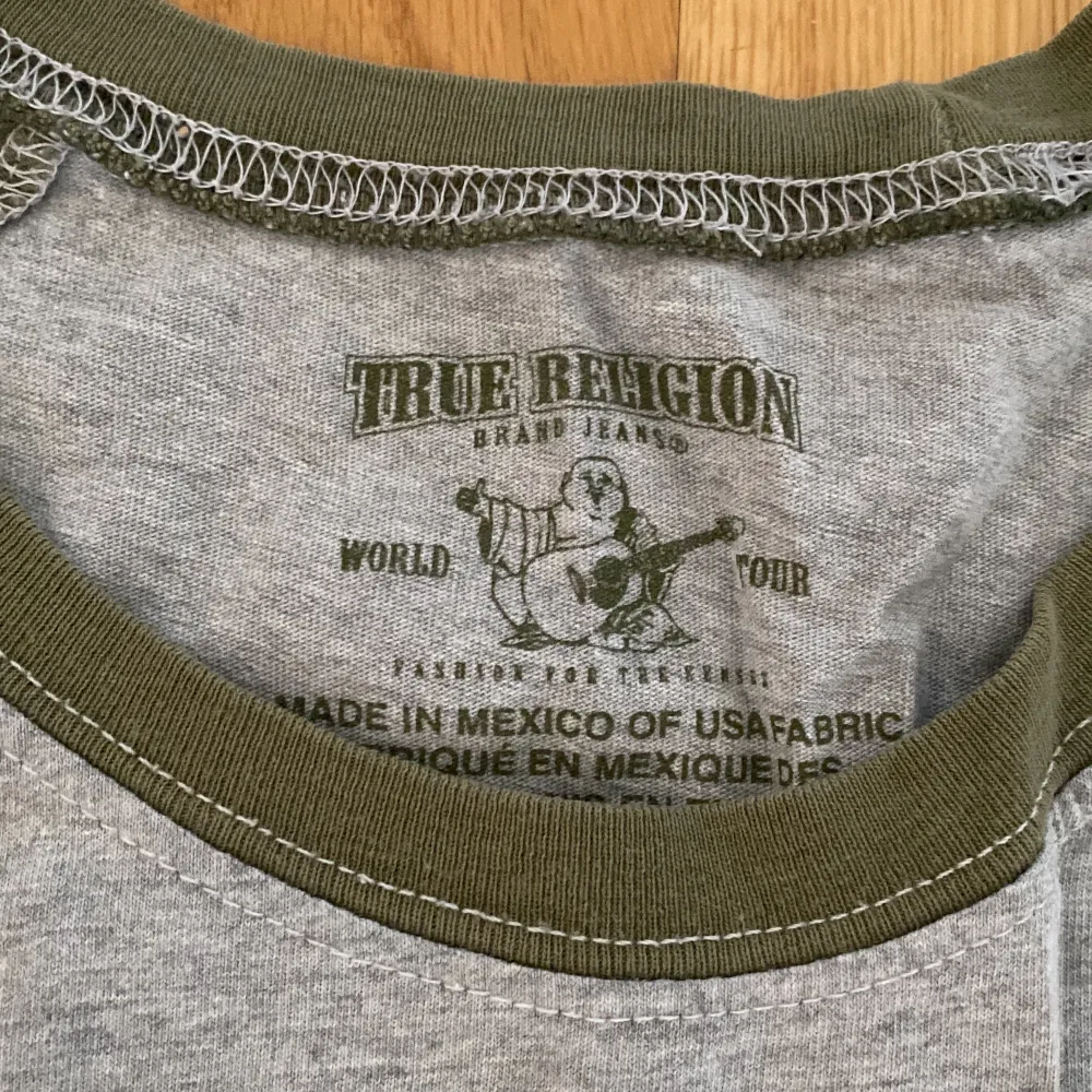 En true religion tröja som är i storlek M. T-shirts.