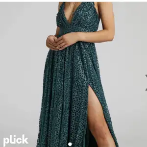 Säljer den supersnygga grönglittriga balklänning🥰 Köptas begagnad med lappen kvar och jag har använt den en gång. Det står storlek 42 i klänningen men den är omsydd så passar snarare nån som är 38/40🌸superbekväm och drar mycke uppmärksamhet🌸