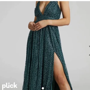 Supersnygg balklänning  - Säljer den supersnygga grönglittriga balklänning🥰 Köptas begagnad med lappen kvar och jag har använt den en gång. Det står storlek 42 i klänningen men den är omsydd så passar snarare nån som är 38/40🌸superbekväm och drar mycke uppmärksamhet🌸