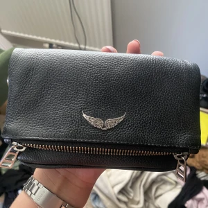 Liten Zadig väska  - Lägger åter igen ut min Zadig väska i den lilla modellen då jag vill bli av med den därav priset! Fick i present 2020! Dustbag tillkommer! 1000kr