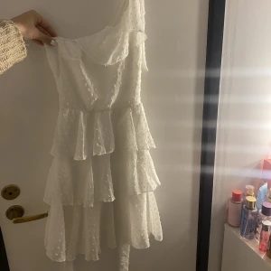 Vit klänning - Säljer denna superfina klänningen som är för liten för mig, passar perfekt till studenten eller skolavslutning🫶🏼 100kr + frakt (jag har INGEN bild på då klänningen som sagt är för liten)