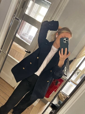 Kappa/jacka - Jättefin kappa/jacka från HM. En av knapparna har lossnat men den ligger i fickan så det är bara att sy på den igen. 