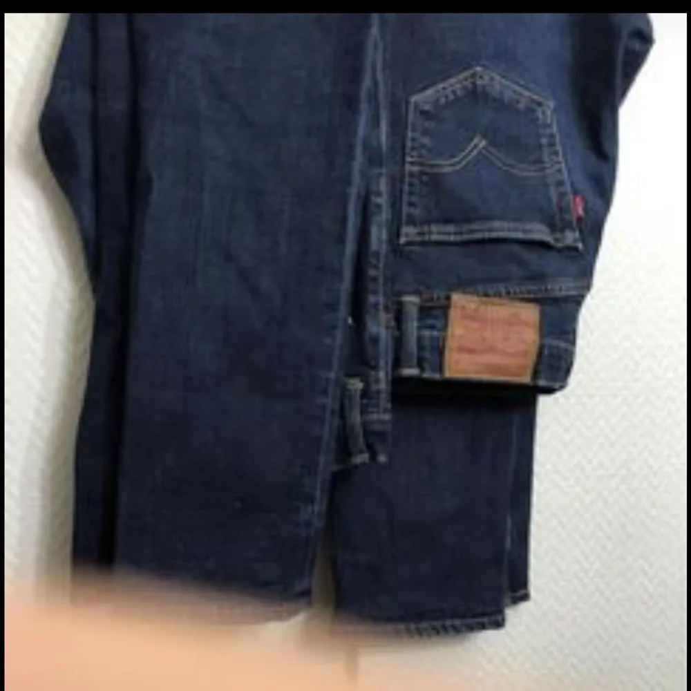 Två stycken snygga Levi's jeans byxor. Original-blåjeansen, med rak passform. De i storlek w ( bredd) 29 och L ( längd) 32. Byxorna är ganska nya och är denim utan stretch.. Jeans & Byxor.