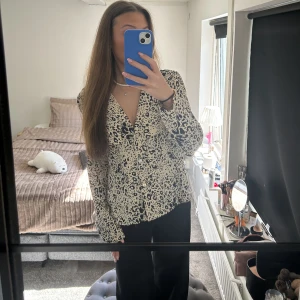 mönstrad skjorta - Säljer en otroligt snygg skjorta med leopardmönster från ZARA i storlek XS💞100kr + frakt