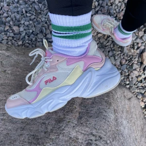Fila sneakers  - Sneakers i underbara bubbelgums färger från Fila! Bra skick, använda fåtal ggr. Strl 39.