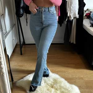 Super fina jeans med slita ner till från zara. Använda fåtal gånger 