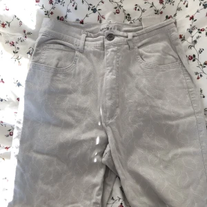 Jeans - Jättecoola highwaisted jeans med unikt mönster på! 