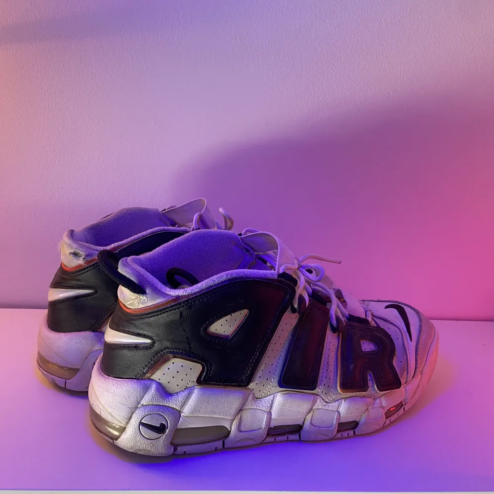 Nike Air uptempo Trading cards 🃏🔥. Snygga sneakers i storlek 44, Som är perfekta till sommaren!☀️Tvättas  innan frakt.🧽Finns ingen låda eller kvitto.🧾📦 kan mötas upp i Stockholm eller frakta🚛 ❗️köparen står för frakt❗️följ för att inte missa flera par skor!. Skor.