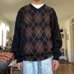 Rutig stickad - Jättefin stickad tröja i skönt material:) sitter oversized på mig som är 160 (har vikt in upp tröjan på bilden). Ryggen på tröjan är bara svart