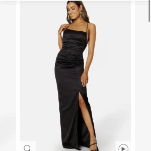 Svart balklänning  - Säljer denna snygga balklänning pga jag aldrig använt den. Prislapp kvar och storlek 34. Nypris 799kr. 