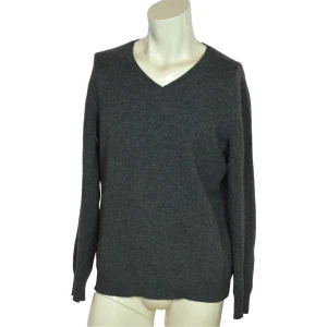 J. Lindeberg cashmere tröja - Size: L  Fit: Normal  Shoulders: 47 cm   Chest: 54,5 cm  Sleeve: 60,5 cm  Length front: 65 cm   Length back: 65 cm  Condition: 5/5  Material: 70% Merino Wool, 30% Cashmere      Feel free to ask any questions:)     Yours truly,  Waldemar