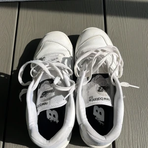 New balance 550 (white&grey) - Skor köpta för 1640kr. Mycket bra skick. Pris kan negotieras 