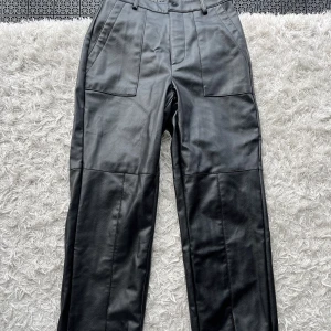 Raka skinnbyxor  - Slits vid fötterna. För långa för min del som är 158cm. 