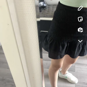 Kjol - Säljer denna skir snygga kjol från hm! Älskar denna kjolen! Så bekväm och väldigt snygg😊hade säkert varit as ballt som ett linne! 💖kontakta mig för fler bilder 