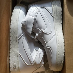 Oanvända Nike air force 1 - Oanvända Nike skor, storlek 41. Skriv privat ifall fler bilder önskas eller om ni har några frågor 🥰
