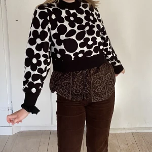 Blommig tröja - Blommig tröja i storlek S från H&M💛kontakta mig vid köp eller frågor💛