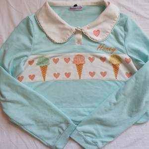 Jättesöt pastell-tröja i kawaii stil! Köpt på kawaii shop och har inte används på några år. Tröjan har en liten smink-fläck på ena ärmen som inte gått bort i tvätten (se tredje bilden) men förutom det så är den i bra skick!♡