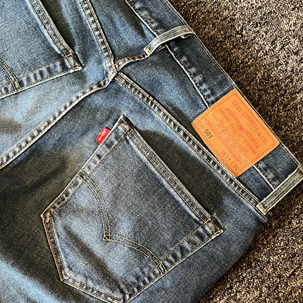 Levis 501 jeans i bra skick nästan ny skick inga skavanker eller fel . Jeans & Byxor.