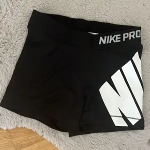 Jag säljer mina gamla Nike träningsshorts,  står att de är storlek S men skulle nog mer säga att de är xxs/xs❤️